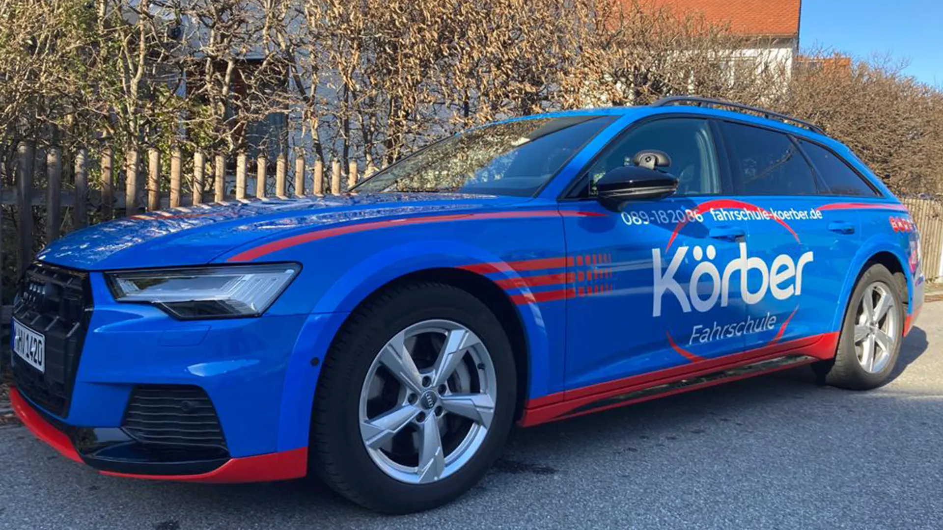Blauer Audi mit Körber-Beschriftung aus der Fahrzeugflotte
